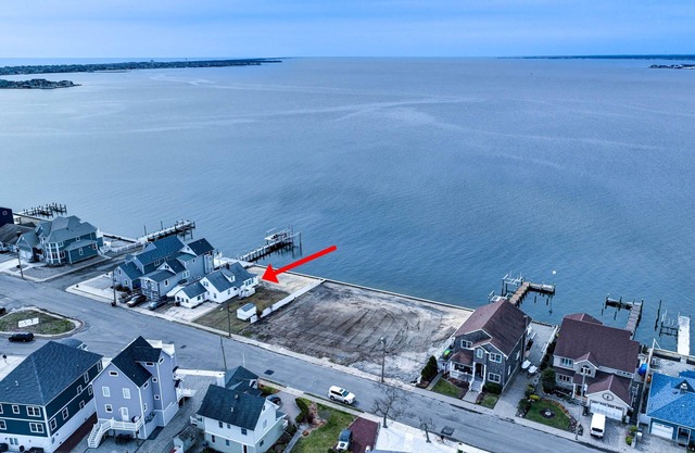 Stunning waterfront view. Minutes to beach & boardwalk. Great family getaway.!