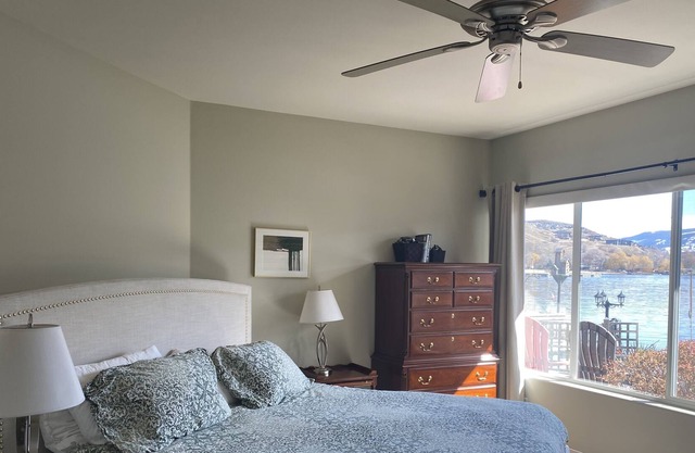 Stunning Waterfront on Vernon's Kalamalka Lake w 3 Bedrooms