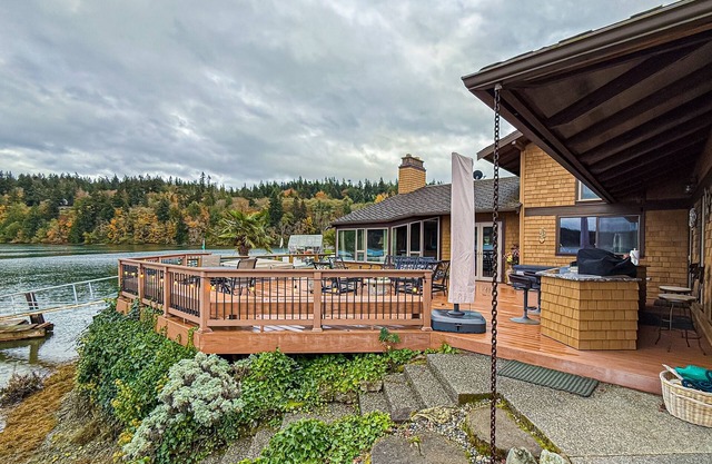 Stunning Waterfront Home, w/ Private Hot Tub, Private Swimming area, & Fire pit!