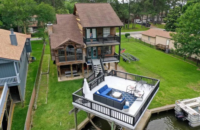 Stunning Waterfront Lakehouse at Shadow Bay