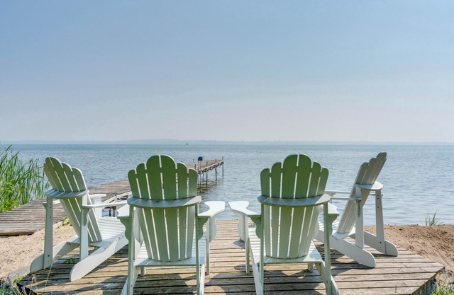 Stunning Waterfront Luxurious Lakehouse .Great For Family Stays!