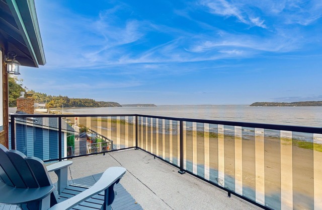 Stunning waterfront townhouse with private deck, hot tub & beach access