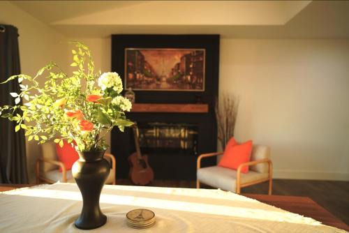 Stunning Waterfront 3BR Retreat - Perfect Getaway