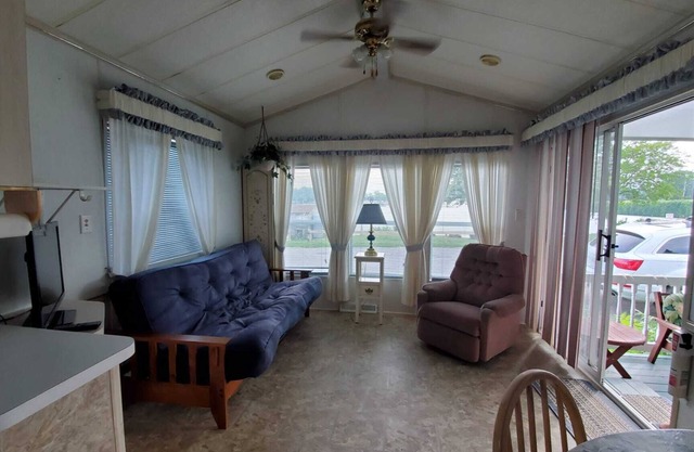 Stunning waterview, walk to the beach specious cottage on Lake Erie