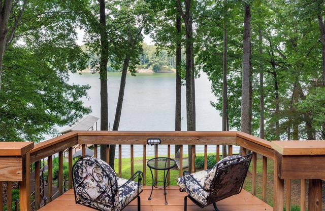 Stunning Wide-Water Views, Private Dock, Spacious Deck, Kayaks & Paddle board