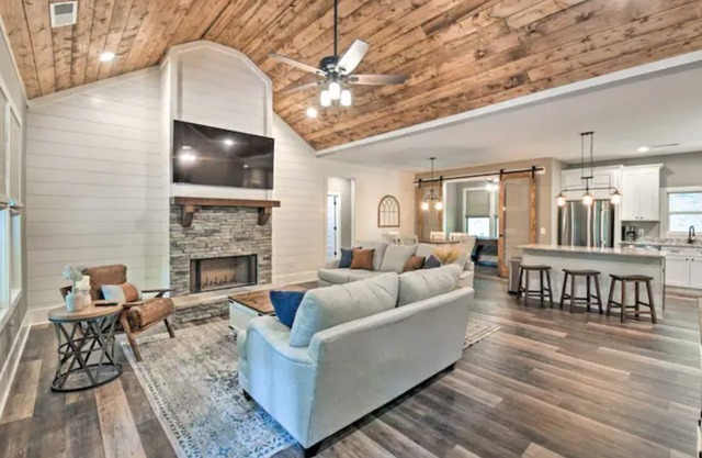Stunning Woodsy Retreat w/ Hot Tub + Firepit Near Vineyards/Orchards/Downtown