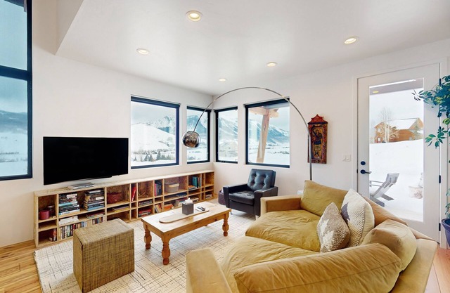 Stunningly situated home with gorgeous mountain views & firepit