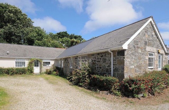STY COTTAGE, pet friendly, country holiday cottage in Mullion