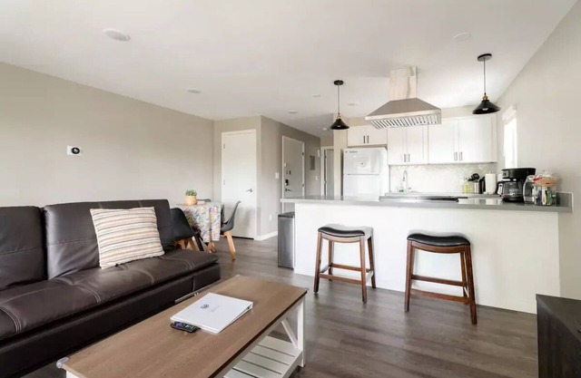 Style and location. Full Kitchen/Laundry. Parking.