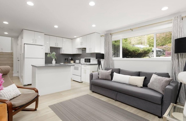 Stylish 1 BR Suite in North Vancouver 10 Mins ski