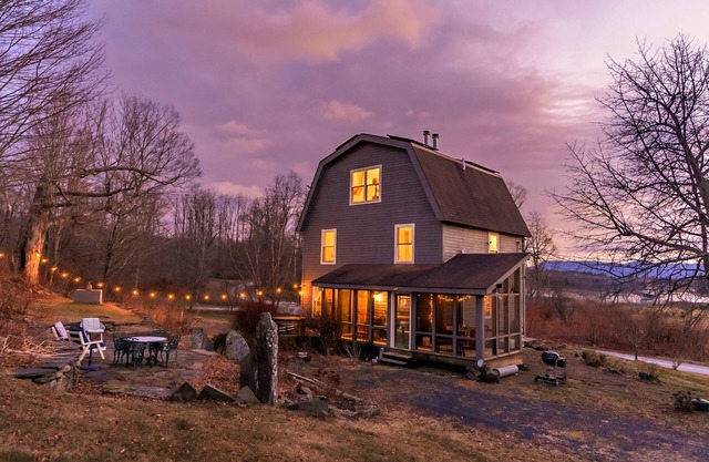 Ruhiges, sonniges Bauernhaus. Ansichten, Whirlpool.