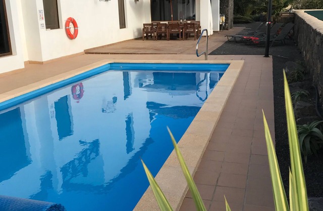 Stilvolle Villa mit 4 Schlafzimmern, beheiztem Pool, Badestrahlen, WLAN und 1-Bett-Apartment.