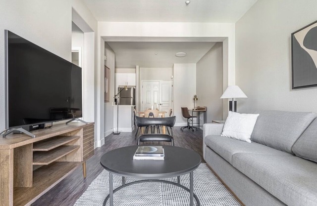 Stylish 1 bed 1 bath apartment- 10 mins from the bay