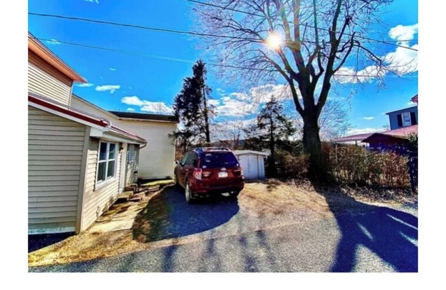 Stylish 1-Bedroom Duplex home with Air Conditioning in Desirable Danville