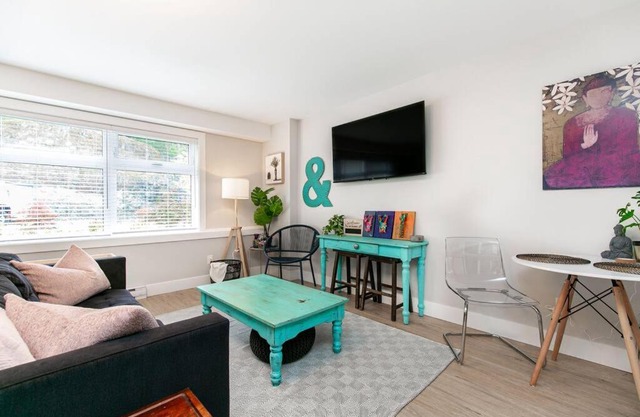 Stylish 1 Bedroom Suite with Lake Access