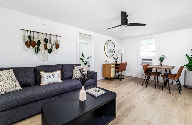 Stylish 1-Bedroom Upper Unit in Historic Downtown Lakeland