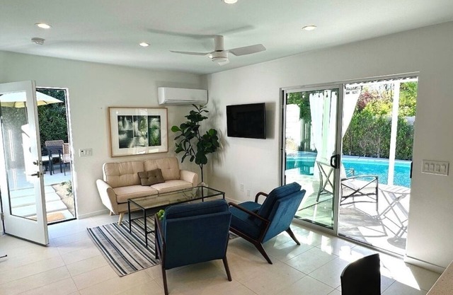 Stylish 1-bedroom Guesthouse with pool, close to town