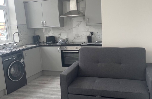 Stylish 1- BR Apartment in Denton + Free Parking Steps from Shops & City Links