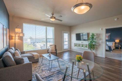 Stylish 1BD - Balcony, Pool, Gym, W-D - Sleeps 4