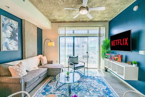 Stylish 1BD - Central Downtown - Gym, Pool, Parking