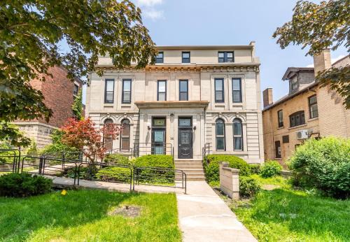 Stylish 1BR Apartment - Heart of James South Hamilton