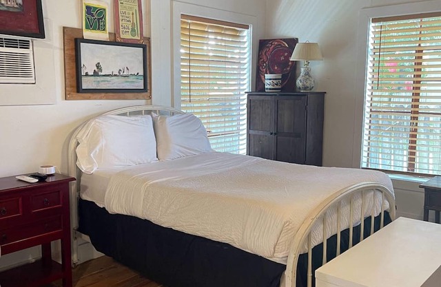 Stylish 1BR Near Downtown & UL - Perfect for Couples & Solo Stays