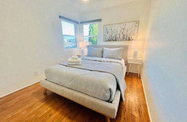 Stylish 1Br Retreat w/Garage AC Close 2 Everything