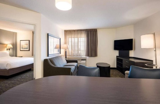 Stylish 1BR Unit near Newport Centre Shopping Mall! Breathtaking Views!
