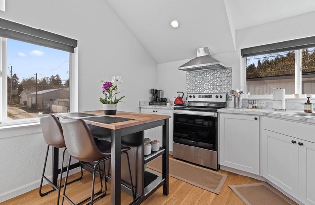 Stylish 1BR- Walk to Lake, Dining & Downtown CDA!