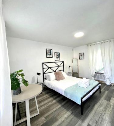 Stylish 1q Unit With Pool 11 Handicap Access