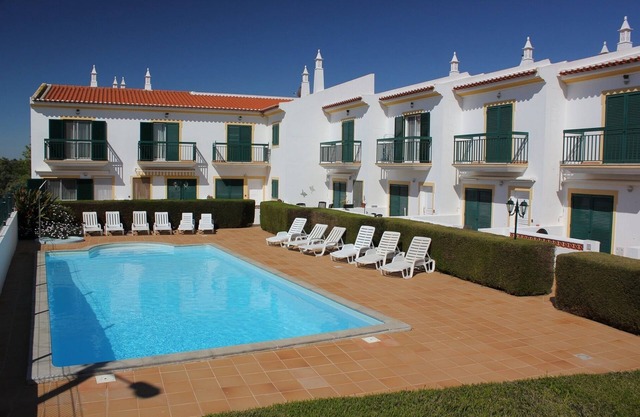 Stilvolles 2-Bett-Haus mit privater Terrasse und Gemeinschaftspool