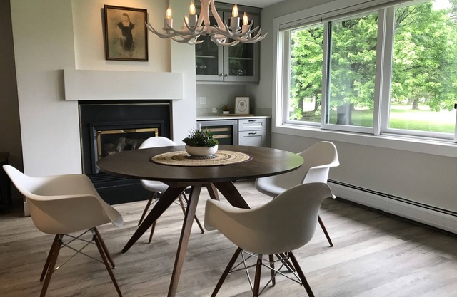 Stylish 2 bdrm/2 bath: named "The best small ski condo in Stowe"