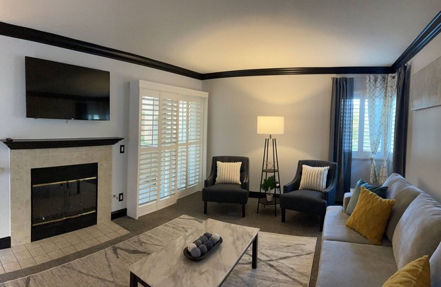 Stylish 2 bdrm Condo w/ fireplace. Lux King Suite.