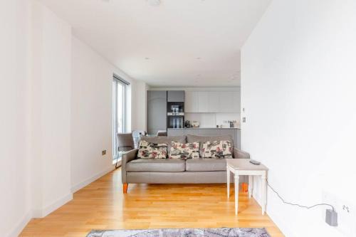 Stylish 2 Bed Flat in Battersea - Private Balcony