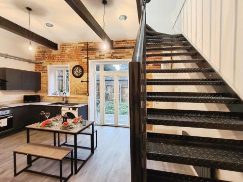 Stylish 2-Bed Home Near A11