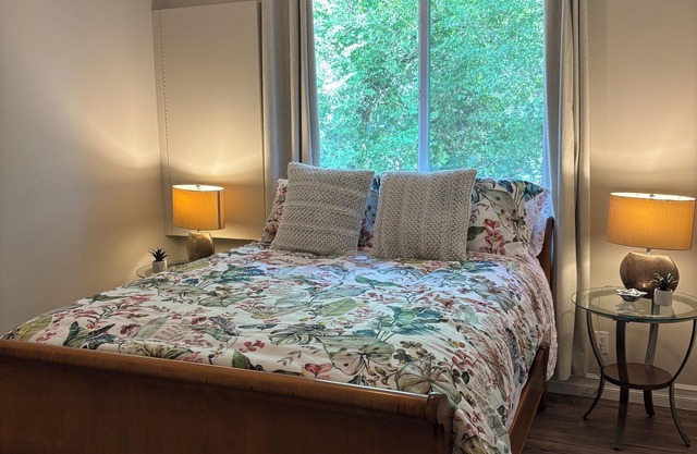 Semi-detached cottage close to downtown and water font