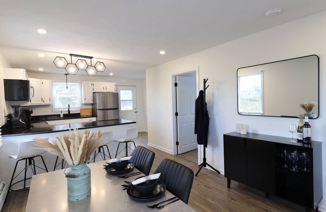 Stylish 2 Bedroom Apartment, Close to Everything!