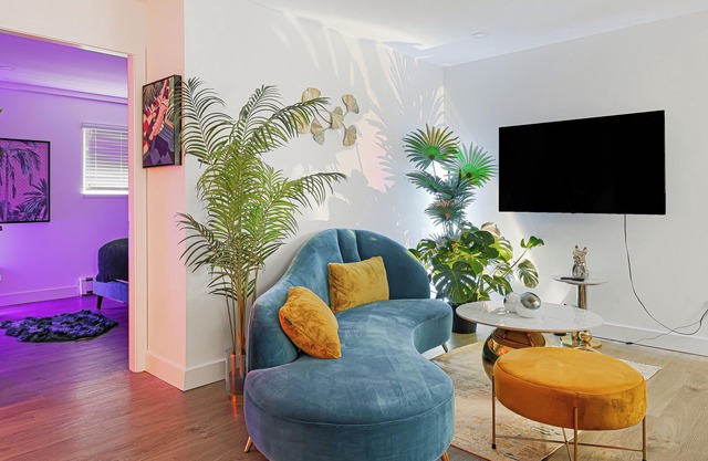 Stylish 2-bedroom Miami Vibe Getaway with High Speed WiFi access