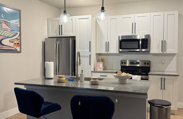 Stylish 2-bedroom apartment with AC, Pool, WiFi in vibrant St. Louis