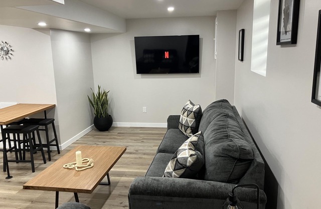 Stylish 2 bedroom basement unit: 3 Beds+ kitchen+ Wi-Fi+ laundry+ Fee Parking
