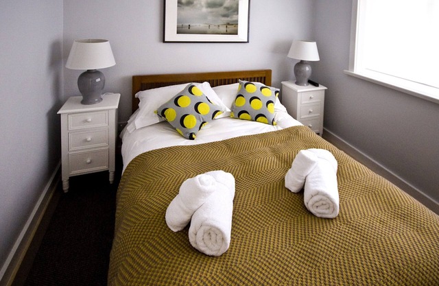 Stilvolle 2-Zimmer-Hütte schlafen 4 in North Cornwall mit Einrichtungen vor Ort