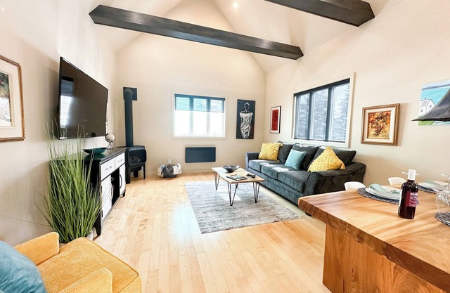 Stylish 2-Bedroom Getaway at The Red Door | Modern Amenities & Cozy Vibes