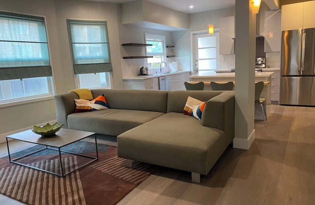 Stylish 2-bedroom in fabulous Downtown Palo Alto, AC & WiFi