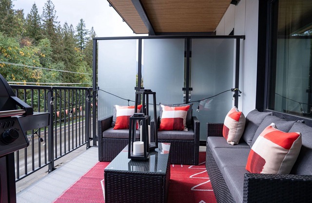 Stylish 2 Bedroom Mountainside Condo