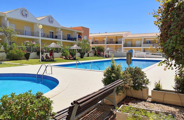 Luxuriöses, klimatisiertes Apartment mit 2 Schlafzimmern und Gemeinschaftspools in Strandnähe