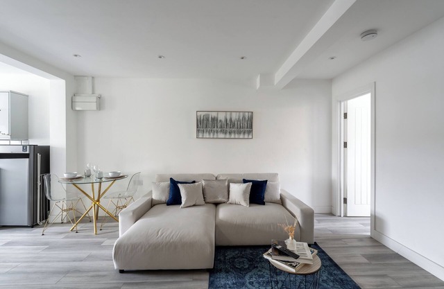 Stylish 2-Bedroom Retreat in Downtown Rochester