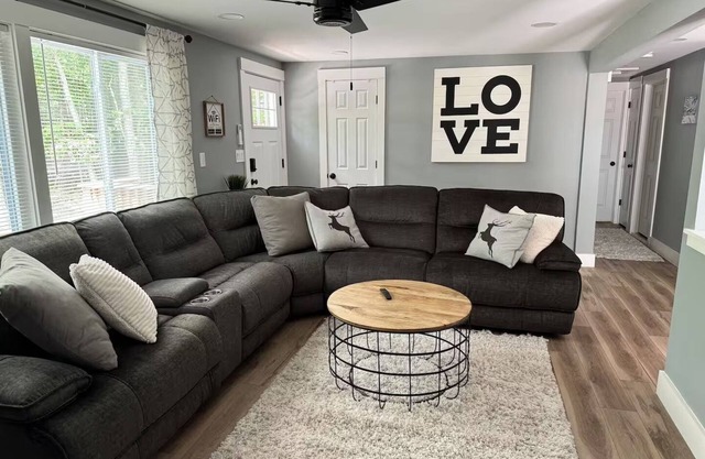 Stylish 2-Bedroom Ski/Lake House with AC in Masthope Mountain Community
