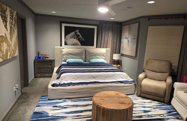 Stylish 2 bedroom townhouse, ideal for your needs. Elvis Presley's Birthplace!