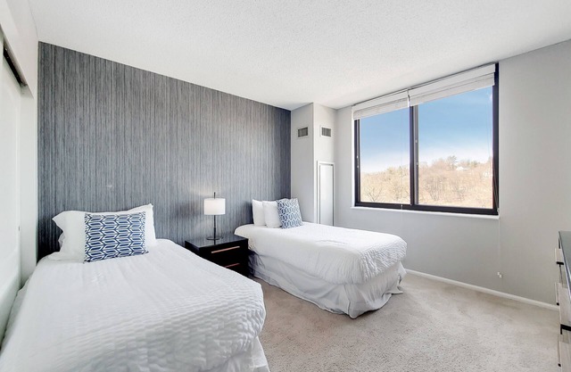Stylish 2 Bedroom, 40 Minutes by Train to/from NYC