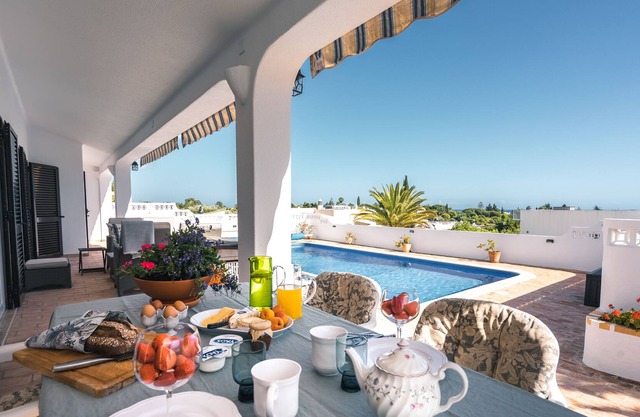 STYLISH 2 BEDROOM VILLA WITH LARGE PRIVATE POOL JUST A SHORT WALK TO CARVOEIRO